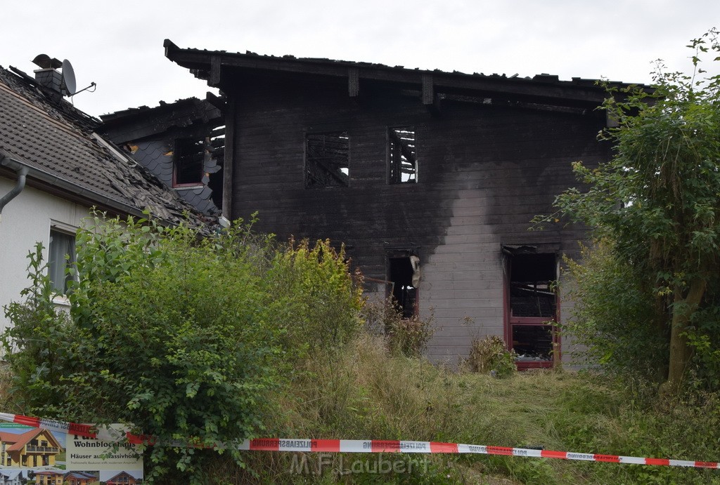 Schwerer Brand in Einfamilien Haus Roesrath Rambruecken P088.JPG - Miklos Laubert